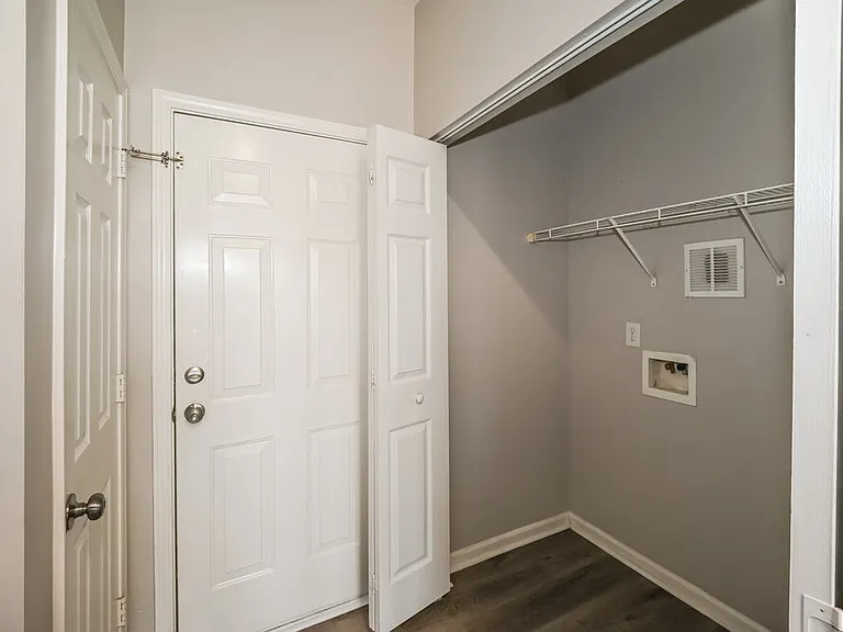 8704 Rozumny Dr — Photo 13