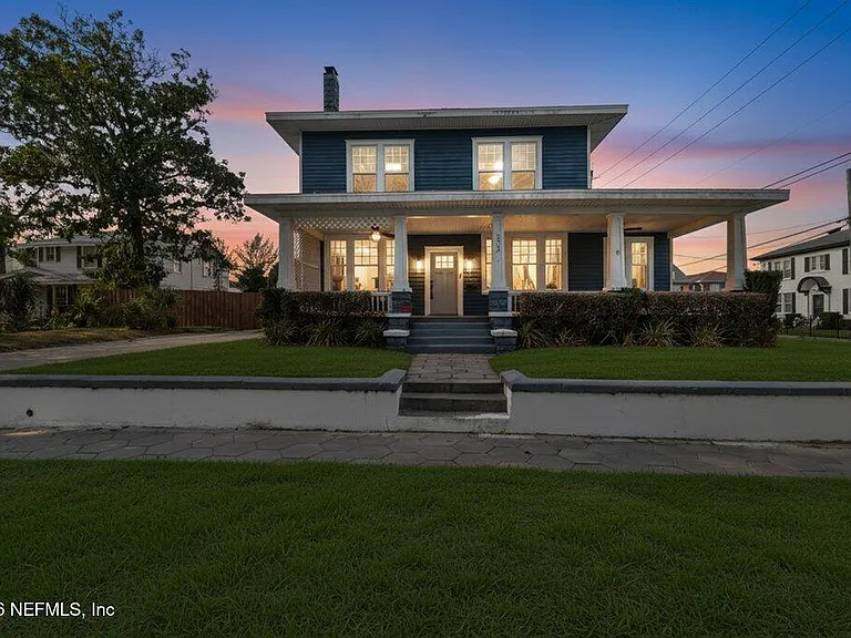 2843 Oak St — Photo 2