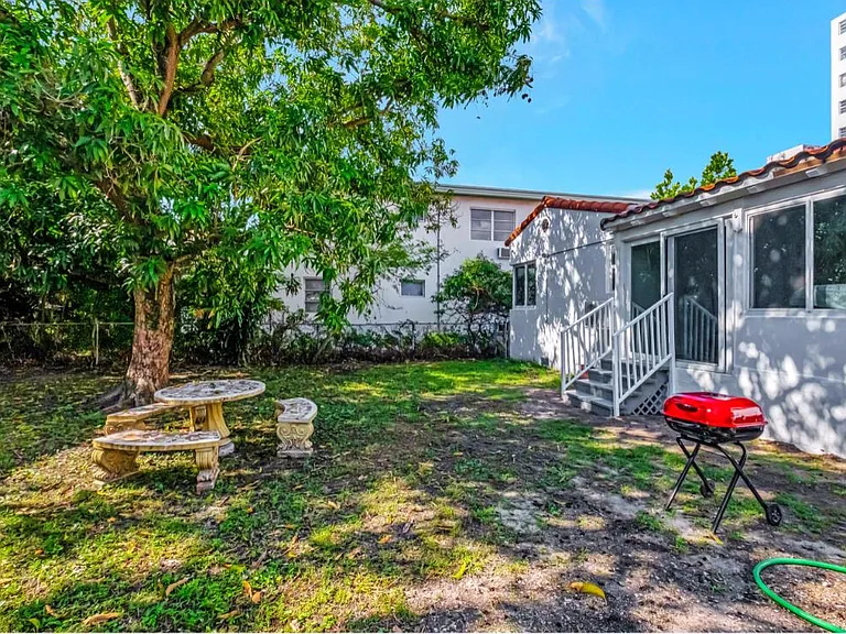 7825 Byron Ave — Photo 3