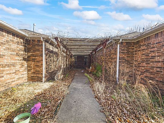 3rd image of 716/718 N Daisy Ln