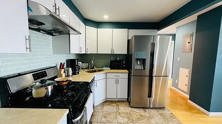 Rented by Project Queens LLC | media 25