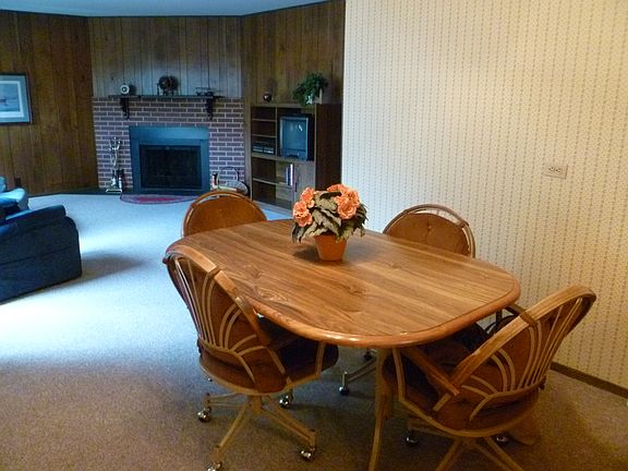 Eatin Area Open to Family Rm