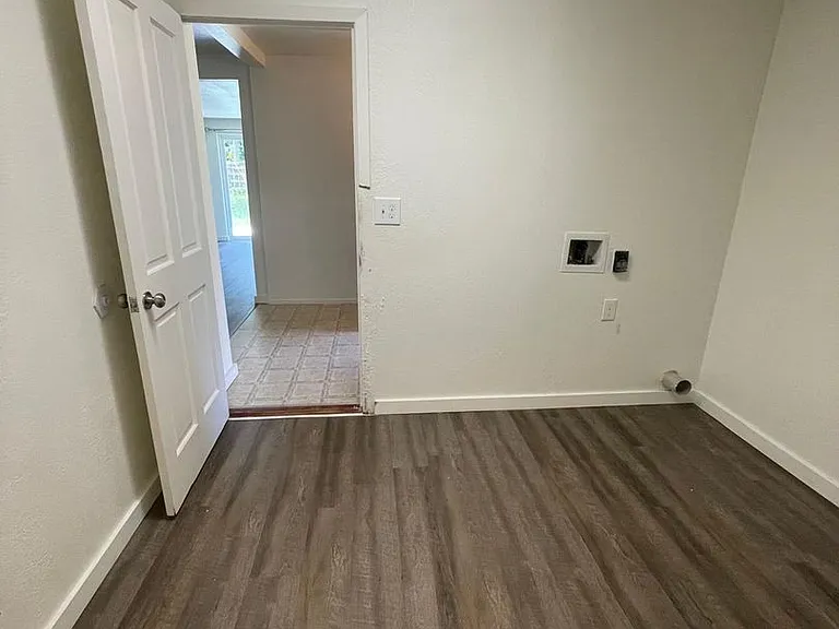 669 S Main St — Photo 14