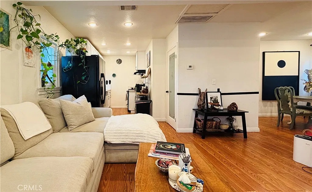3 bed, 1100 sqft, $4,500 — Photo 3
