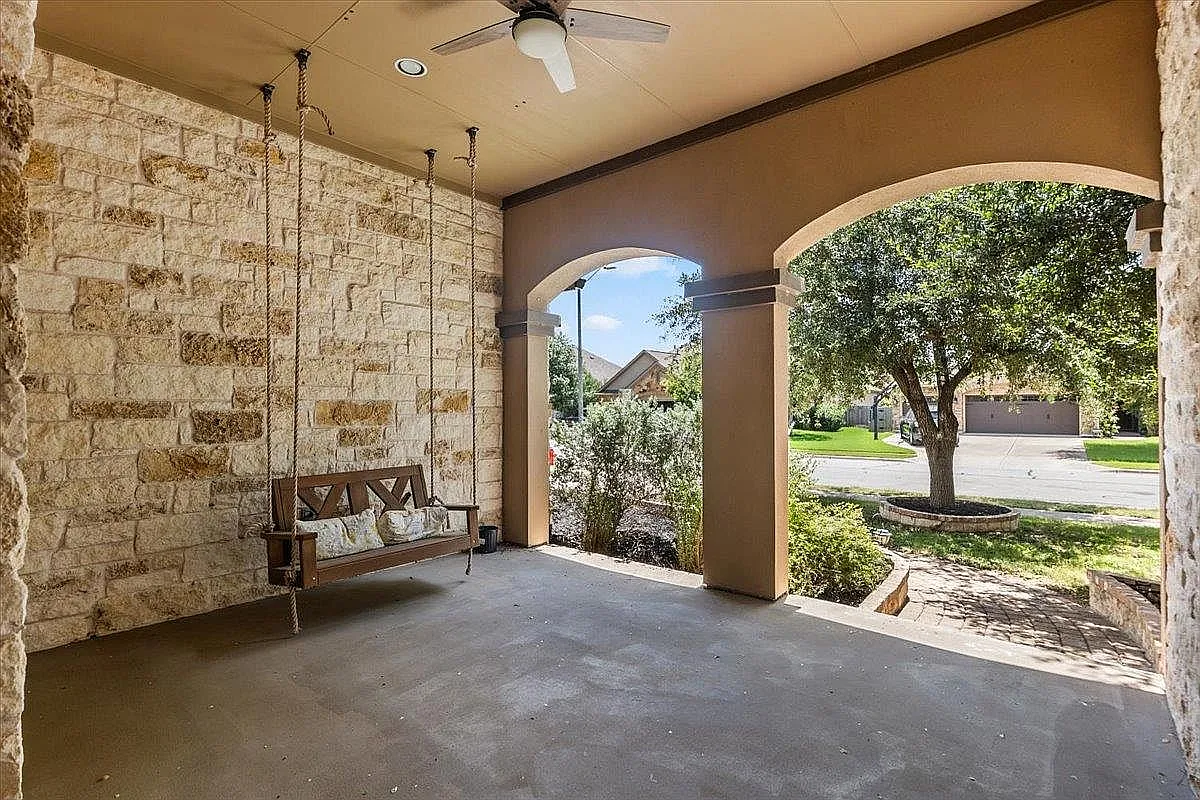 4 bed, 3012 sqft, $3,199 — Photo 4