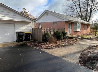 10 Lake Dr, Lake In The Hills, IL 60156