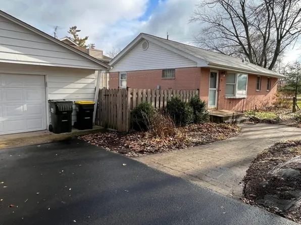 10 Lake Dr, Lake In The Hills, IL 60156