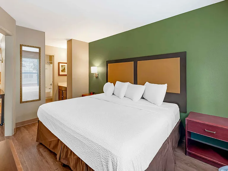 1 Bedroom Suite - 1 King Bed