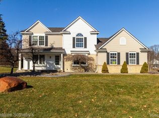 182 River Oaks Dr, Milford, MI 48381