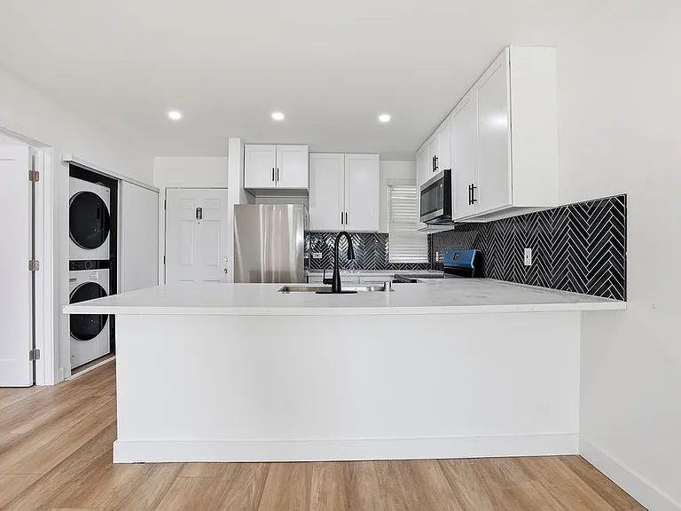 Encino Country Club Apartments — Photo 82