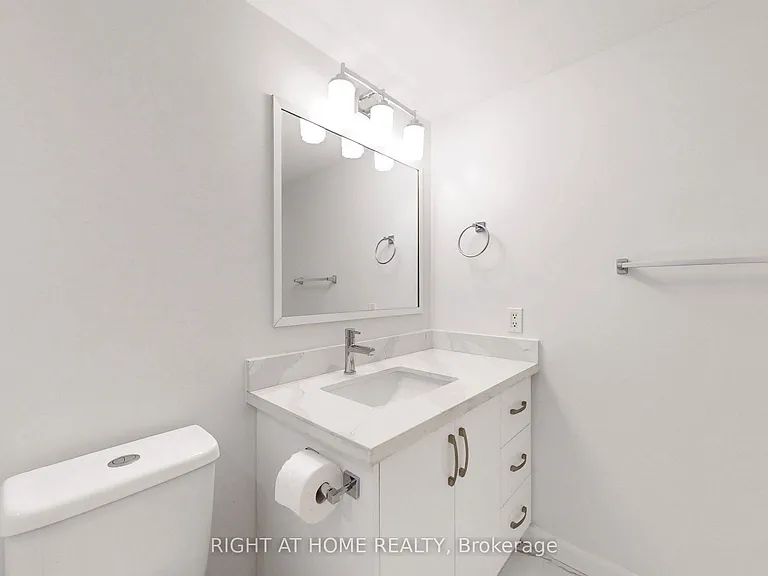 111 Elizabeth St #818 — Photo 24