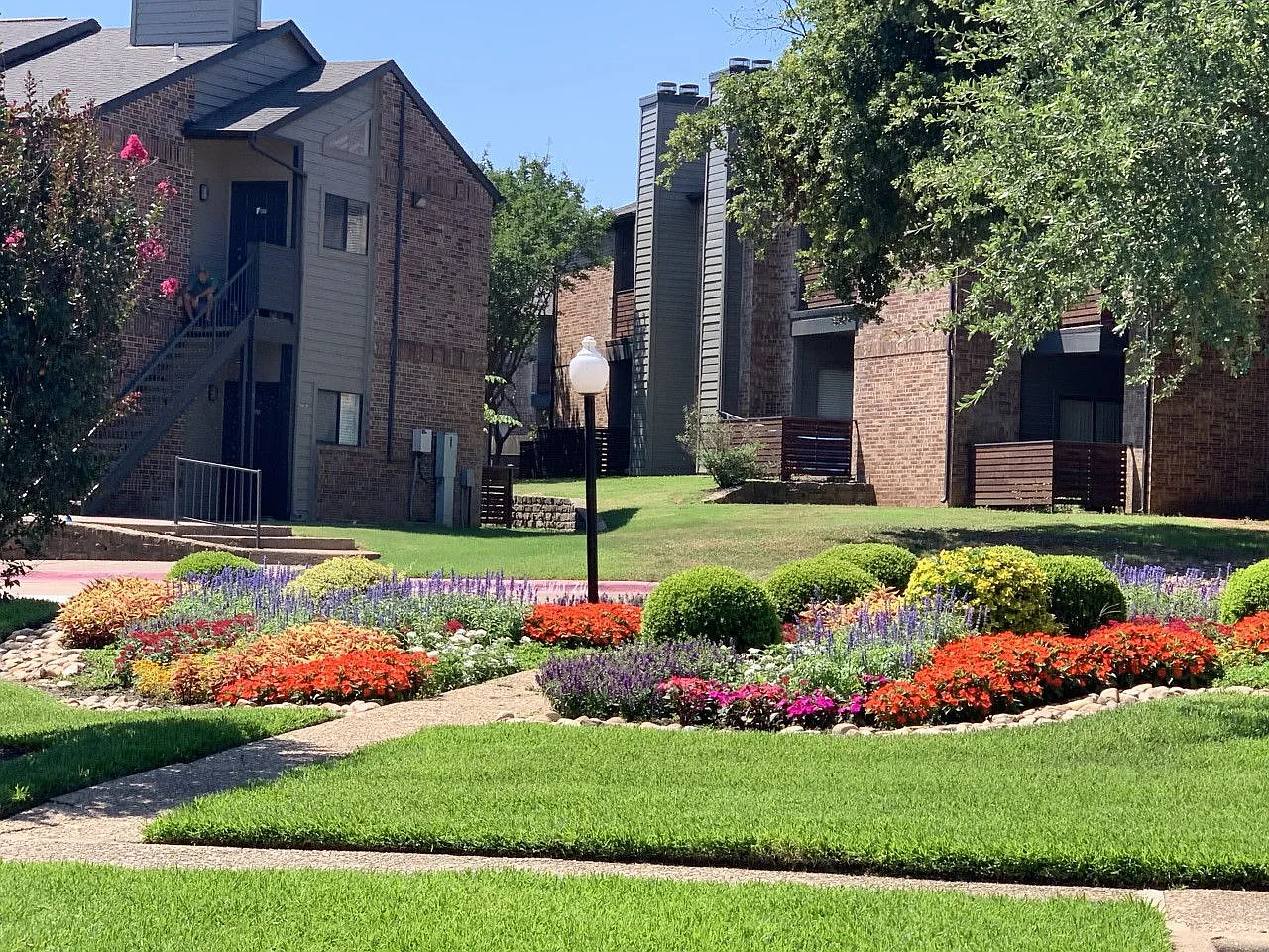 Woodlake Apartments — Photo 2