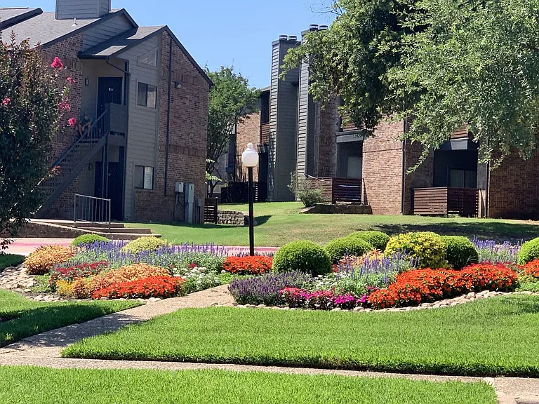 Woodlake Apartments — Photo 2