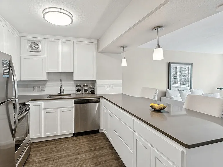 735 St. Clair — Photo 2