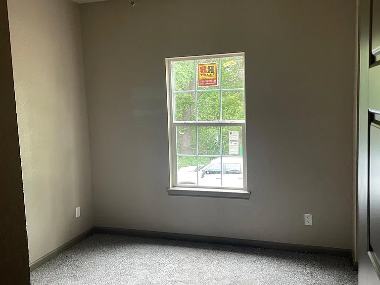 2220 N Moore Ave — Photo 4