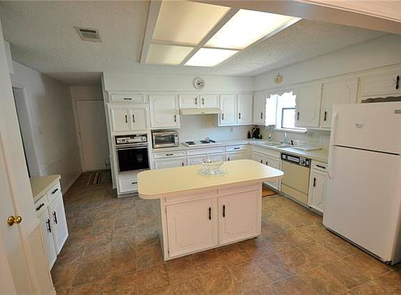 3rd image of 4614 Candlestick Dr