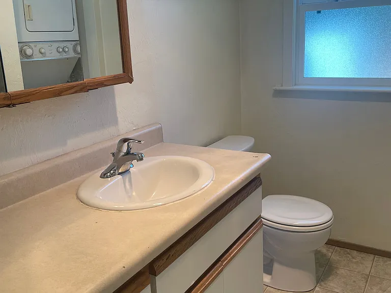 2025 Devos St — Photo 12