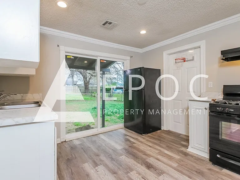 1252 N Braden Ave — Photo 3