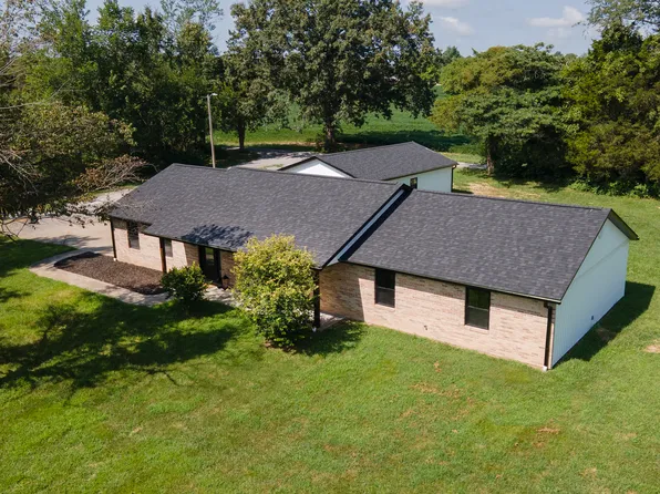 956 Auburn Ln, Goreville, IL 62939