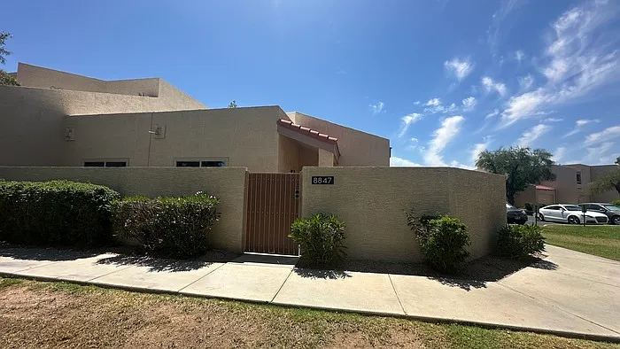 8847 N 47th Ln — Photo 1