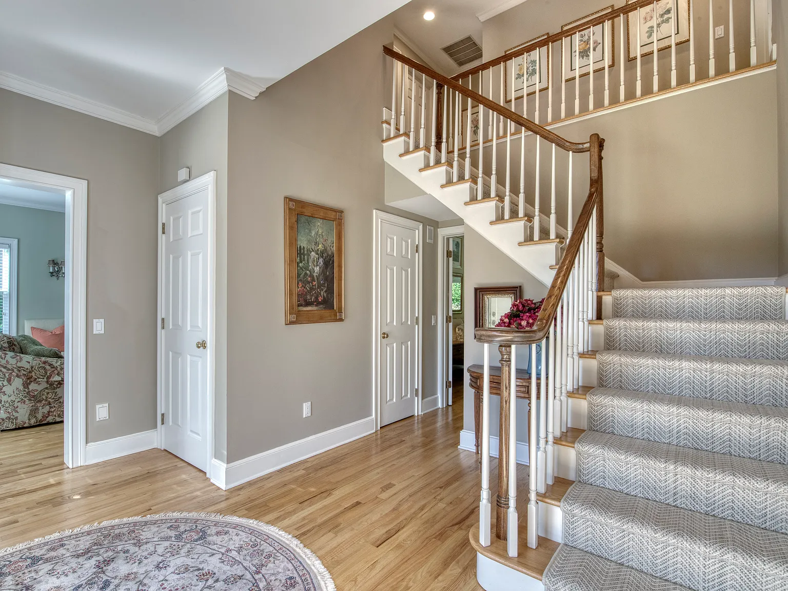 Southampton Village Spacious and Renovated Home with Pool — Photo 3