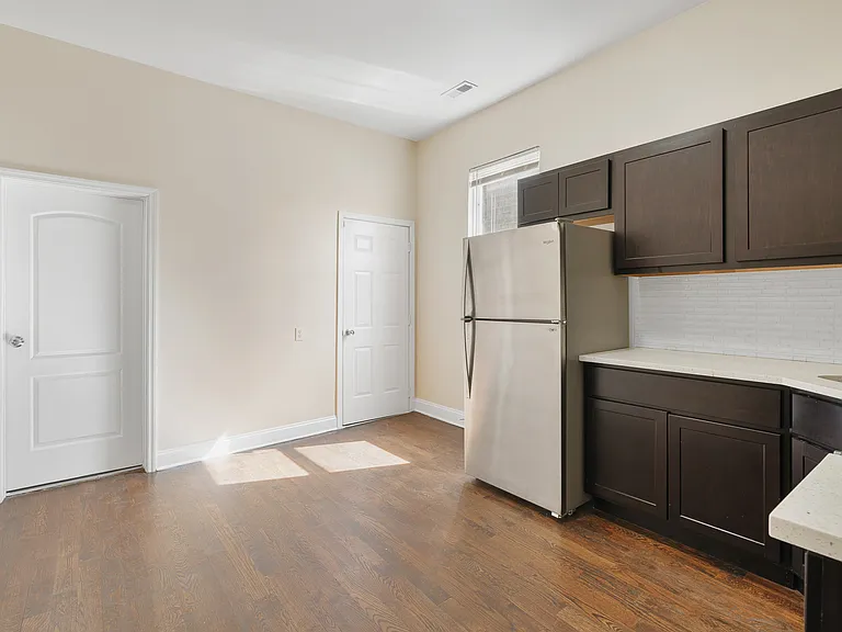 1955 W Chicago Ave #2R — Photo 5