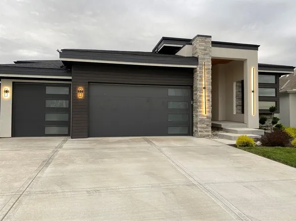 8890 McCoy St, Lenexa, KS 66227