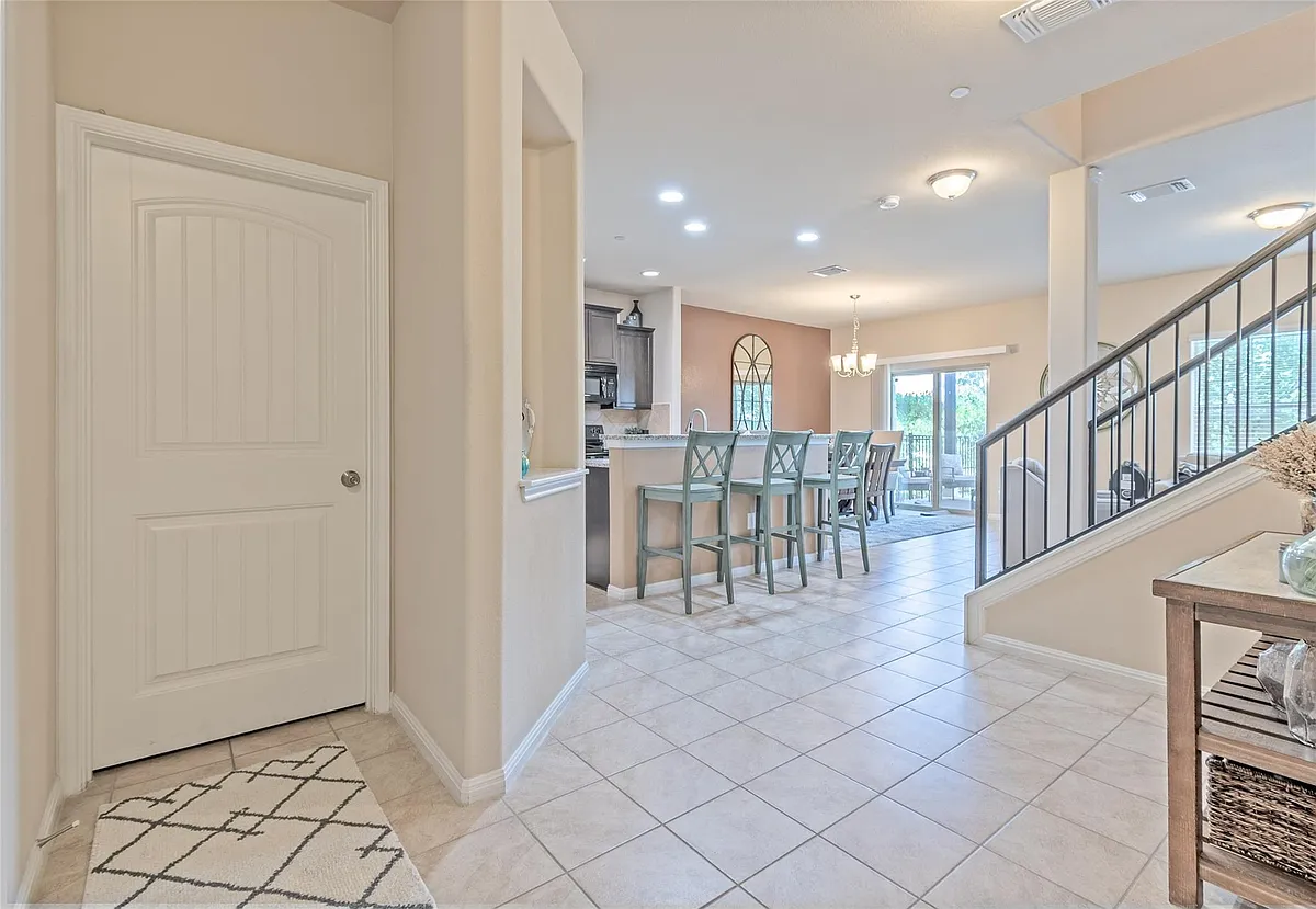 Building Photo - 516 E Slaughter Ln #402