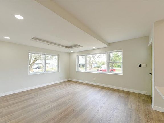 5th image of 105 Deer Park Ave