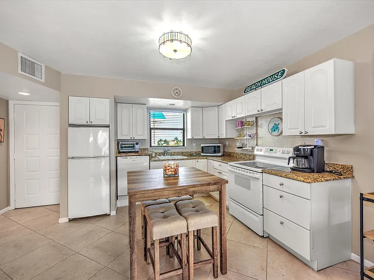 1027 Anglers Cv #B502 — Photo 7