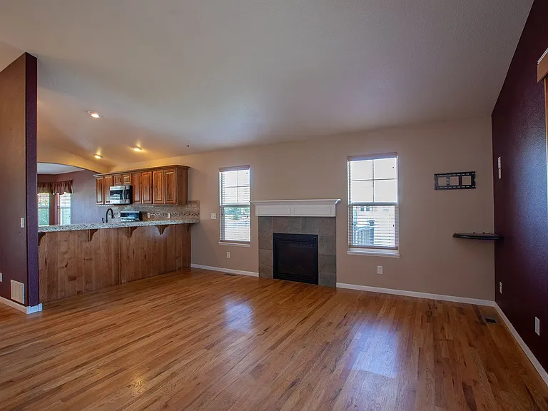 1076 Fairfield Ave — Photo 9
