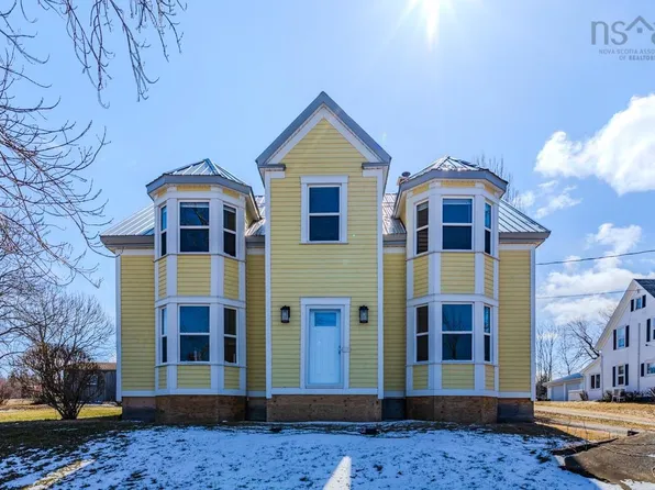 60 Church St, Wallace, NS B0K 1Y0