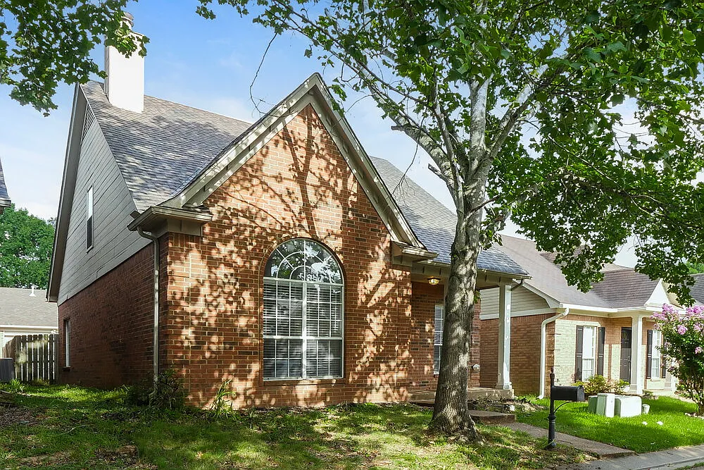 3 bed, 2.5 bath, 1589 sqft, $1,645 — Photo 4