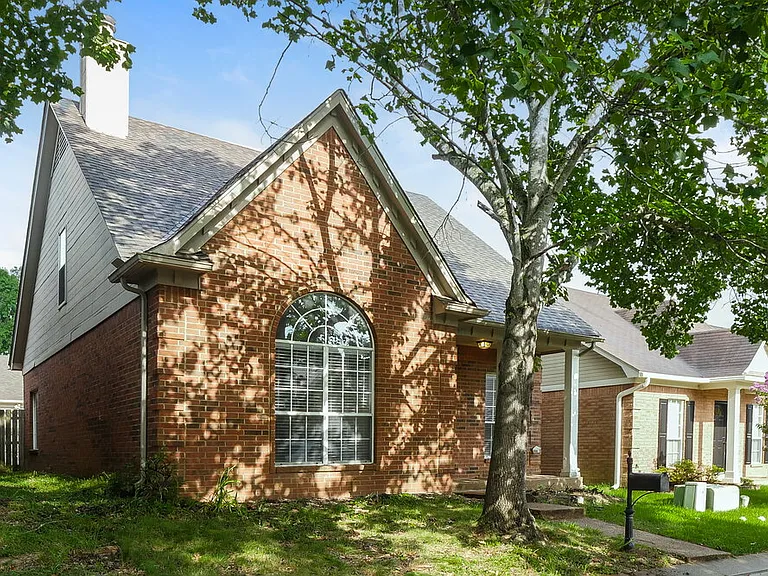 600 Ashley Glen Cir W — Photo 4