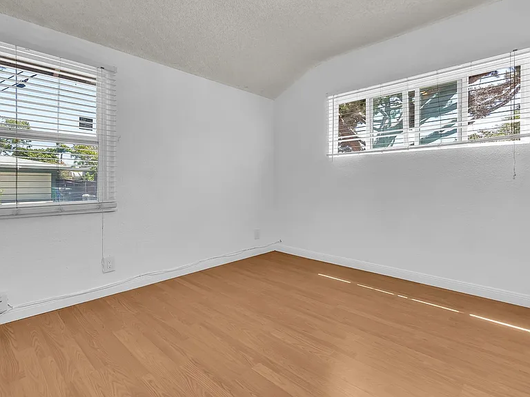 1833 Lees Ave — Photo 22