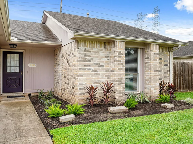 2911 Garden Ln — Photo 3