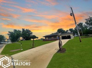 1186 Lakeshore Dr, Brooklyn, IA 52211