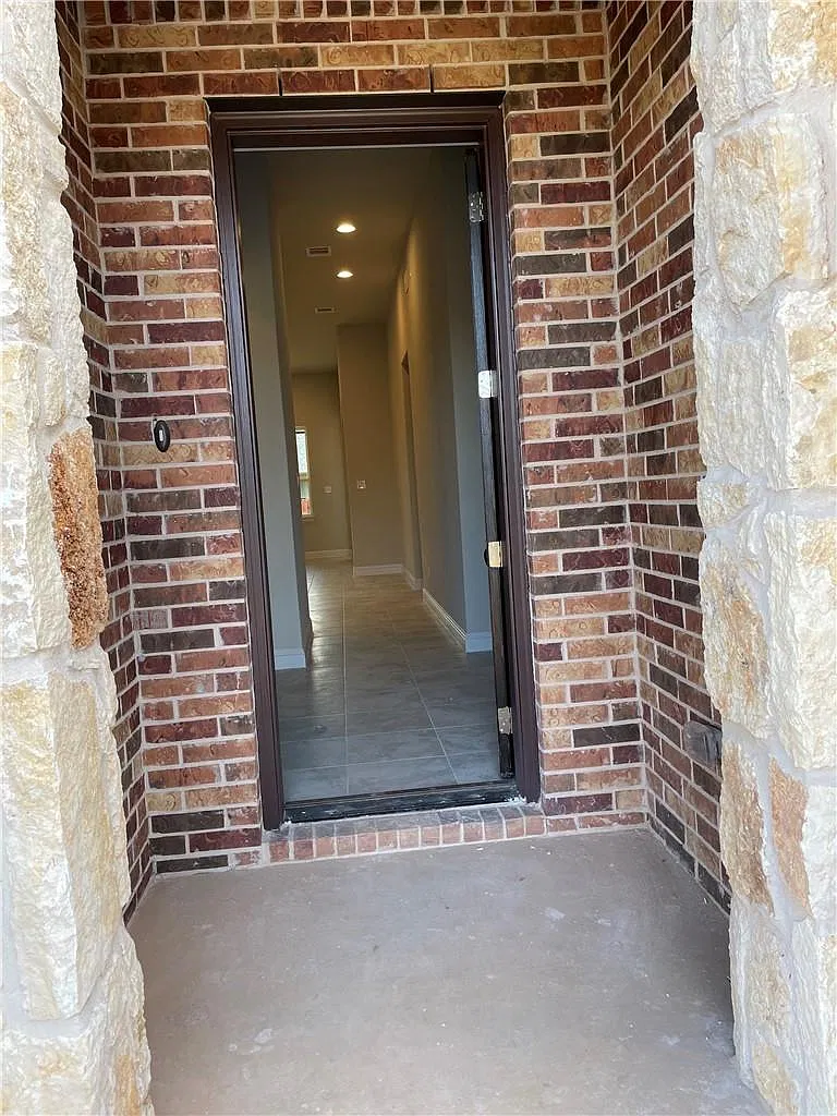 4 bed, 3.0 bath, 1933 sqft, $2,500 — Photo 2