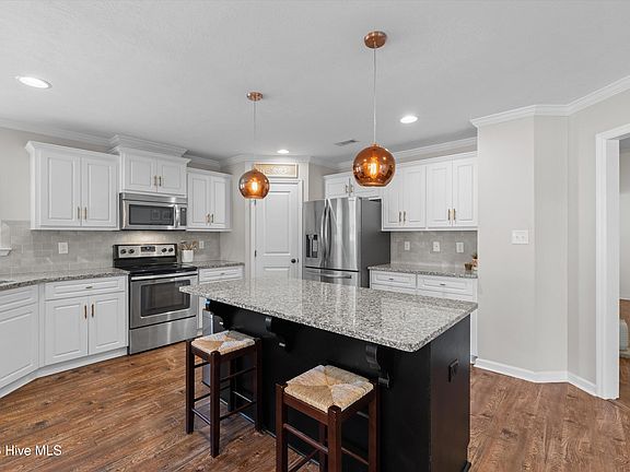 2nd image of 724 Oakwood Court
