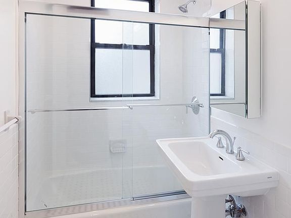 4th image of 60 E 9th St APT 406