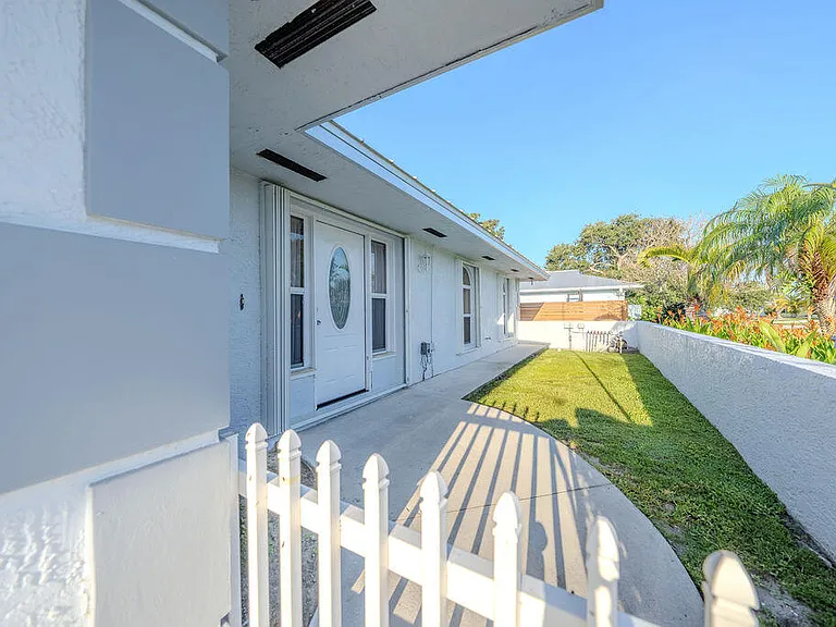 651 SE Degan Dr — Photo 27