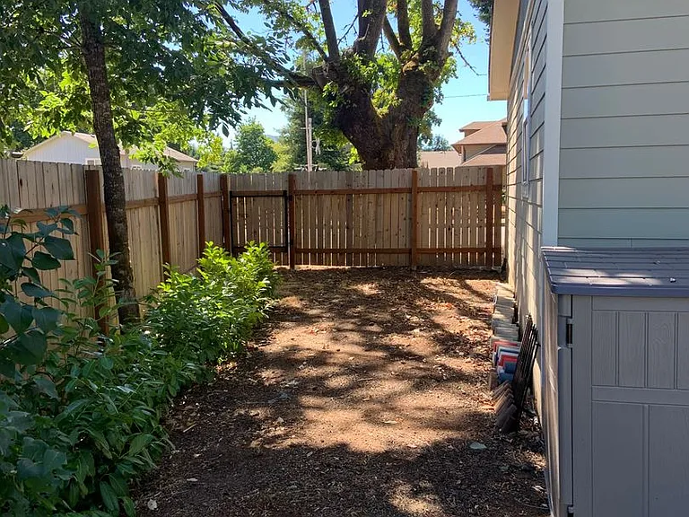 702 College St — Photo 3