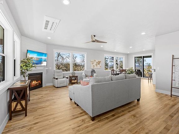 3rd image of 670 Southridge Way