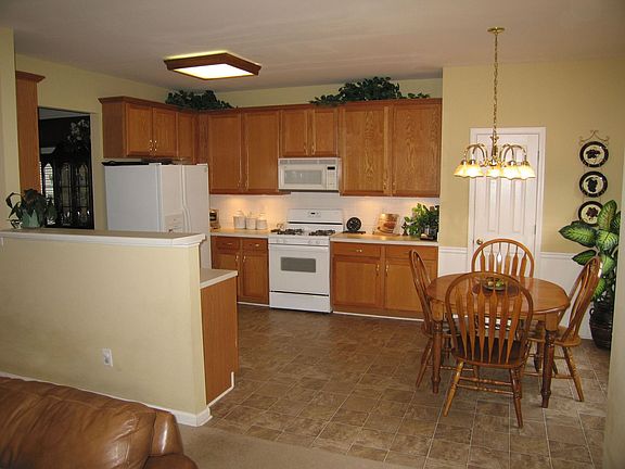 Open Eat-in Kitchen with Bar