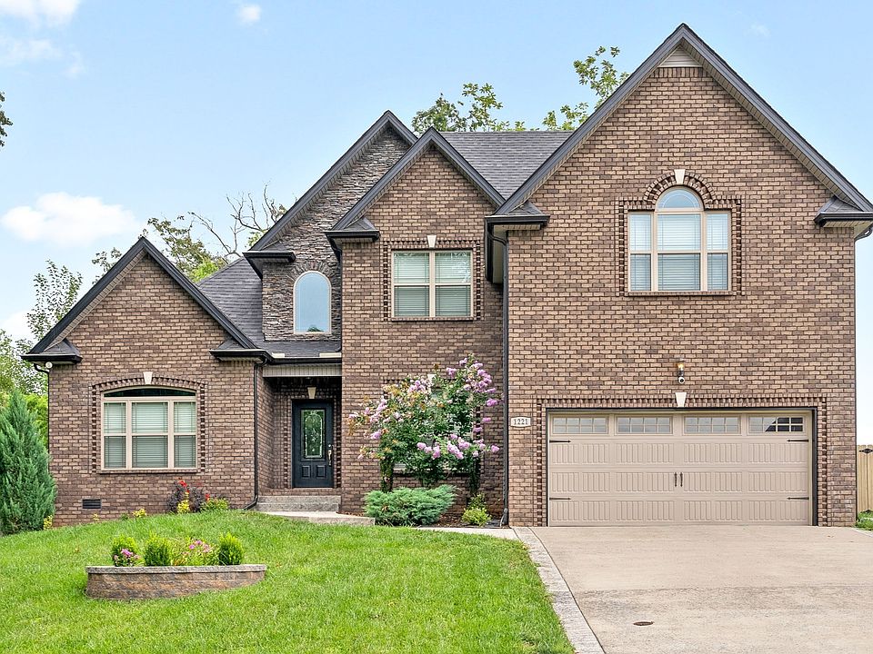 1st image of 1221 Castlewood Dr