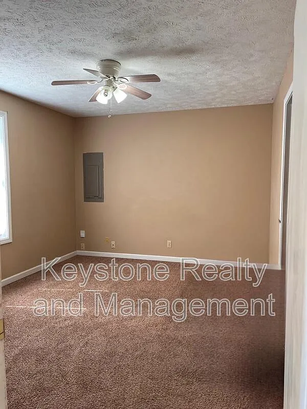 3 bed, 1.0 bath, 1000 sqft, $1,050 — Photo 2