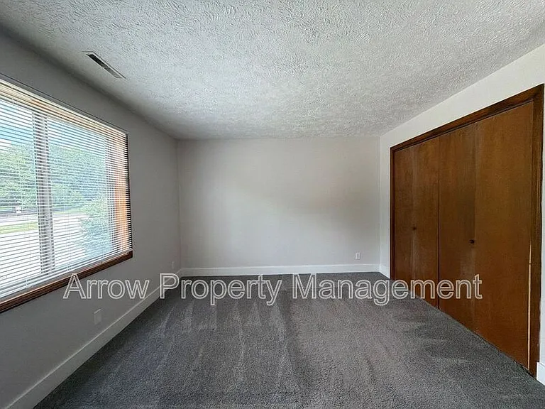 3341 Holdrege St #6 — Photo 4
