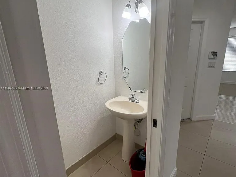 3038 SW 129th Ter — Photo 8