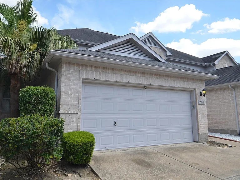 2911 Meadowglen Cv — Photo 2