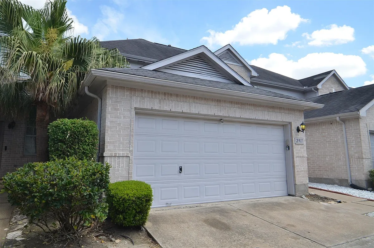 Building Photo - 2911 Meadowglen Cv
